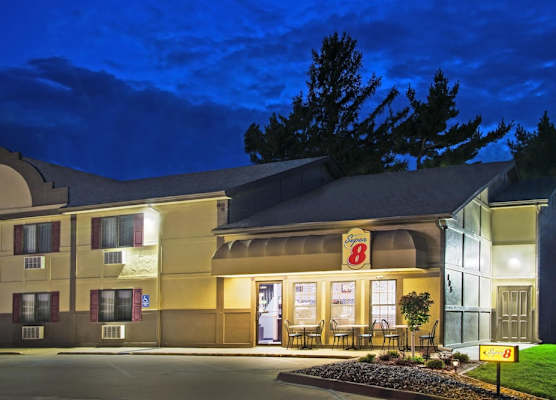 Super 8 by Wyndham Pella 1