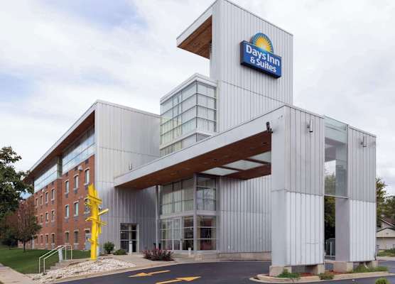 Days Inn & Suites by Wyndham Milwaukee 1
