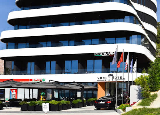 Yacht Hotel 1