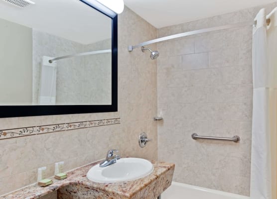 Super 8 by Wyndham Long Island City LGA Hotel 1