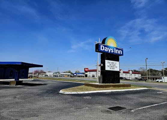 Days Inn by Wyndham Washington 1