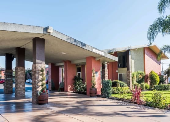 Days Inn & Suites by Wyndham Lodi 1