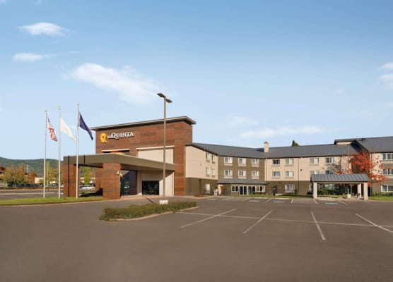 La Quinta Inn & Suites by Wyndham Springfield 1