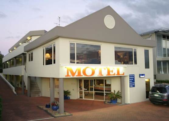 Baycourt Lakefront Motel 1