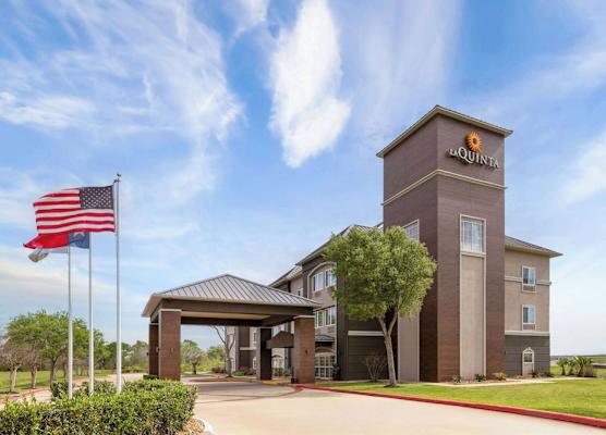 La Quinta by Wyndham Angleton 1