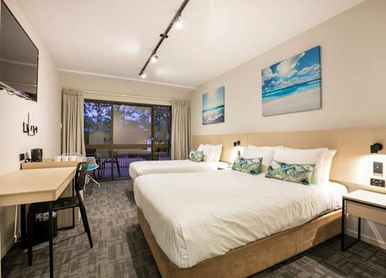 Nightcap at Kawana Waters Hotel 1