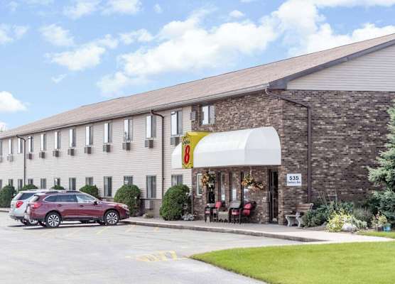 Super 8 by Wyndham Antigo 1