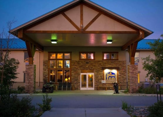 A Riverside Inn Travelodge by Wyndham 1