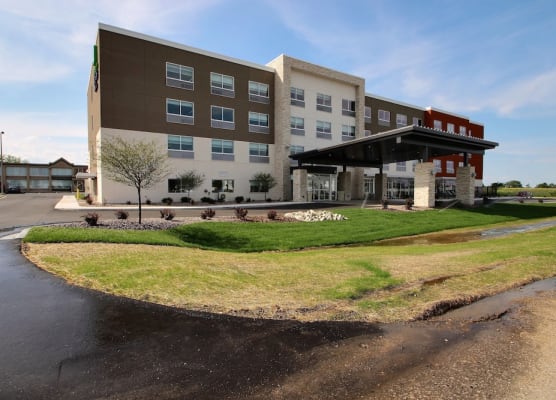 Holiday Inn Express & Suites FOND DU LAC by IHG 1