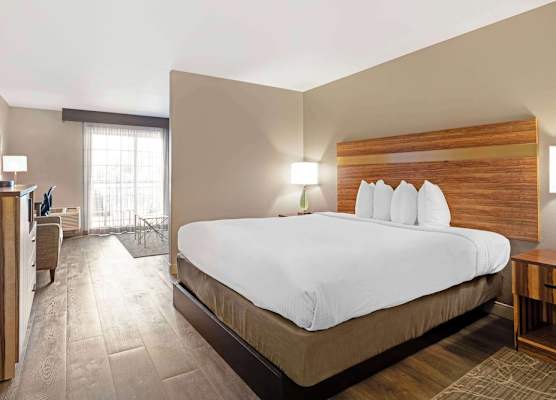 Best Western Cedar Inn & Suites 1