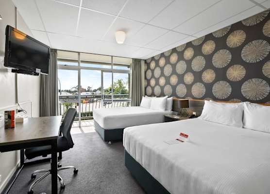 Heartland Ambassador Hotel Hamilton 1