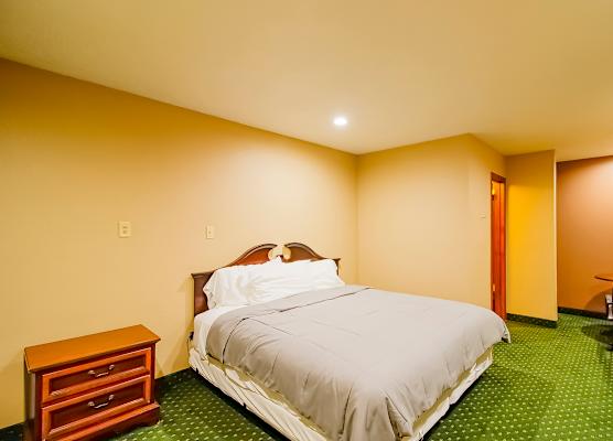 OYO Pinewood Inn & Suites Silsbee 1
