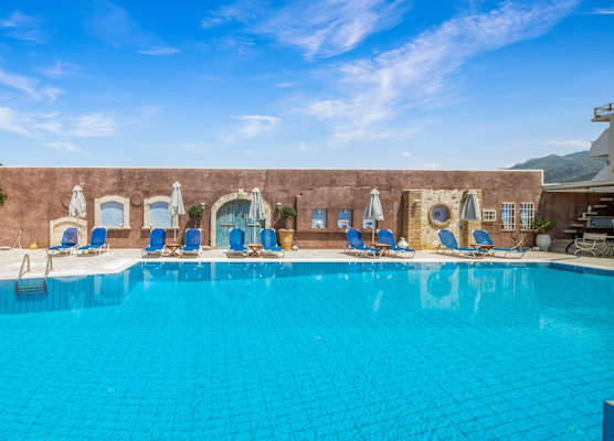 Golden Bay Apartments - Pool & Garden Retreat 1