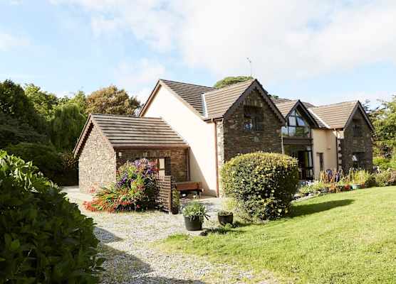 Lovely Sea View 2-Bed Apt in Rineen Sleeps 4 1
