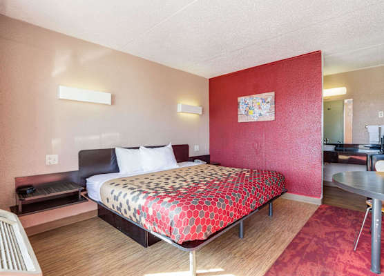 Econo Lodge Inn and Suites 1