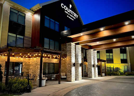 Country Inn & Suites by Radisson, Appleton Airport - Fox River Mall Area 1