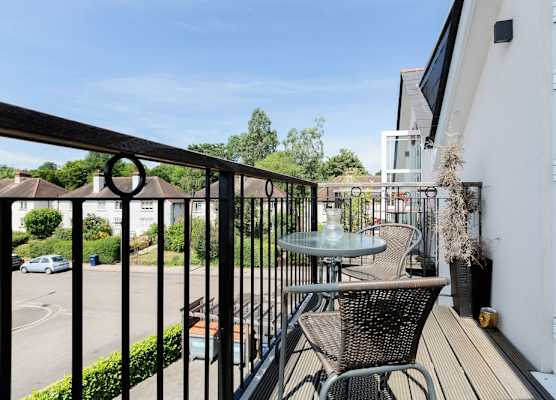 Elegant 2 Bed Flat with Balcony in Finchley 1
