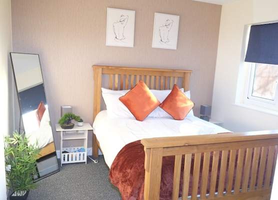 Nottingham 5-br, Sleeps 11 w/ Garden & Parking 1