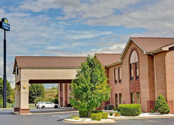 Days Inn & Suites by Wyndham Louisville SW 1
