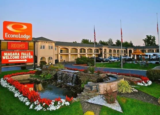 Econo Lodge at the Falls North 1