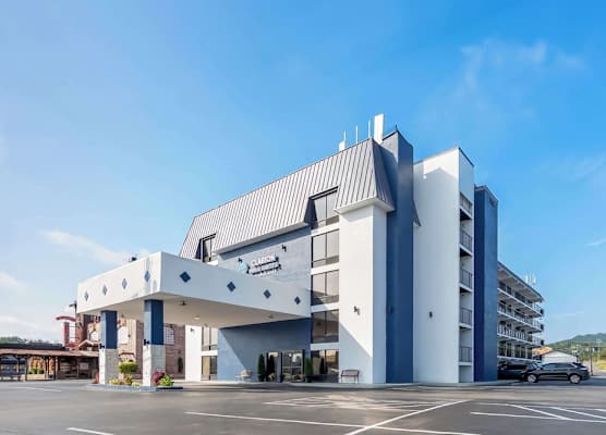 Clarion Inn & Suites near the Leconte Center Pigeon Forge 1
