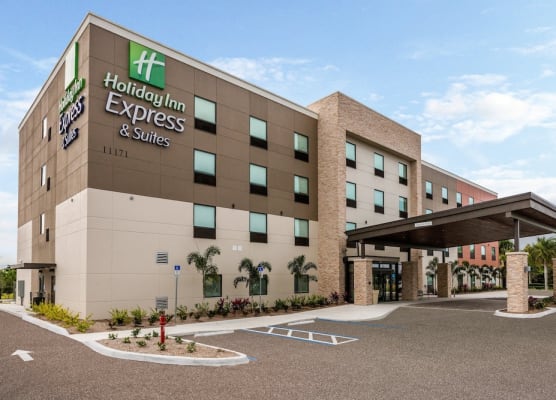 Holiday Inn Express & Suites FT MYERS BEACH-SANIBEL GATEWAY by IHG 1