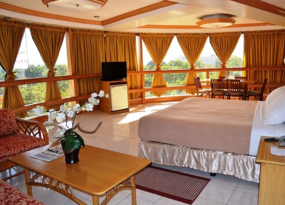 Elegant Circle Inn 1