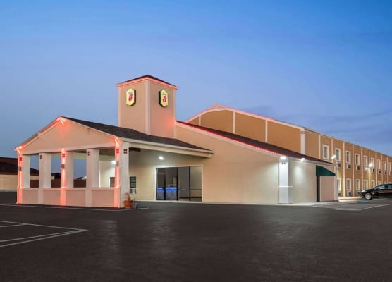Super 8 by Wyndham Gainesville TX 1