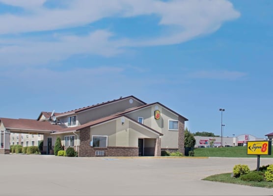 Super 8 by Wyndham Charles City 1