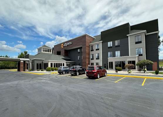 La Quinta Inn & Suites by Wyndham South Holland 1