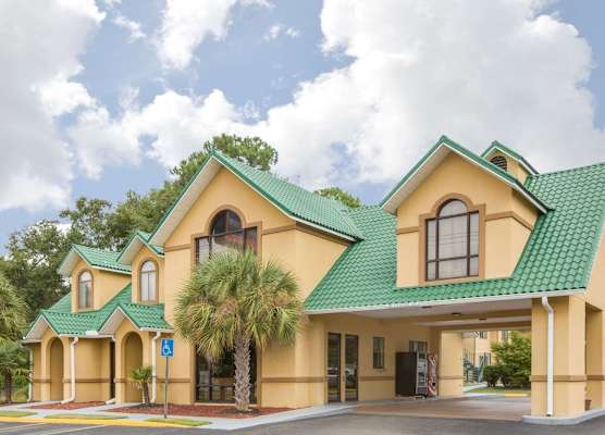 Howard Johnson by Wyndham Dothan 1