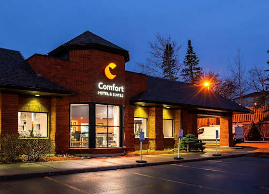 Comfort Hotel & Suites 1