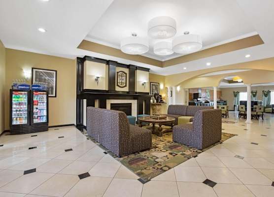 La Quinta Inn & Suites by Wyndham Pearland - Houston South 1