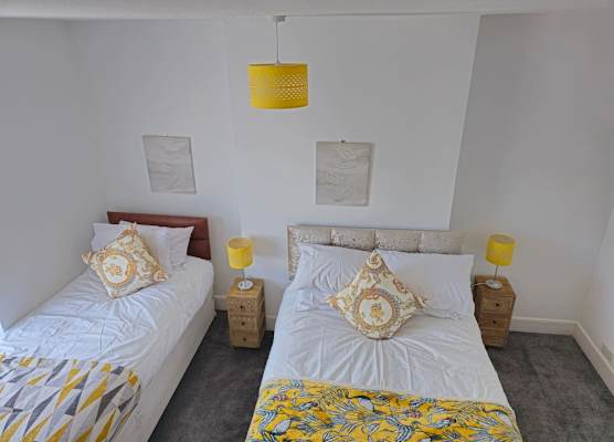 PRIVATE ROOMs In TOWN CENTRE FREE PARKING WIFI AND PATIO WITH AA STAY LTD 1