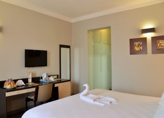 Cresta Oasis Hotel 1