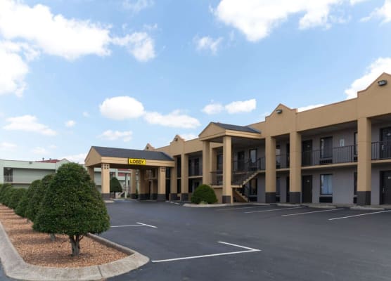 Super 8 by Wyndham Clarksville Northeast 1