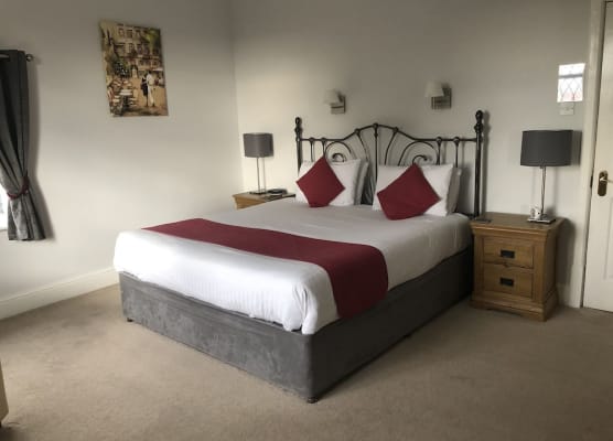Trumbles Gatwick B&B, Peaceful Stay with Parking & Easy Airport Access 1