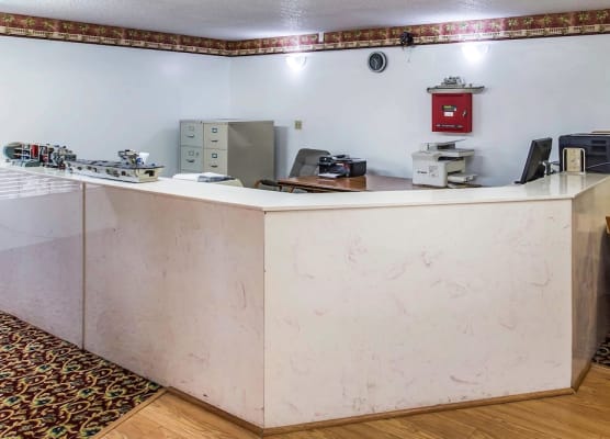 Econo Lodge Inn & Suites 1