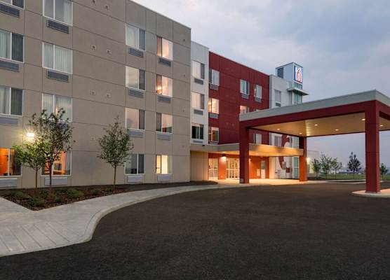 Motel 6 Airdrie 1