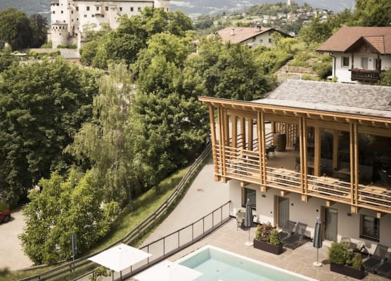 Presulis Hideaway Apartments & Restaurant 1