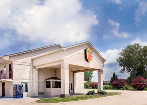 Super 8 by Wyndham Clarksville East 1