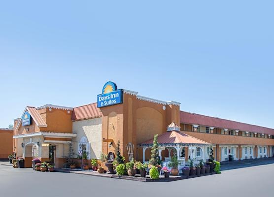Days Inn & Suites by Wyndham Terre Haute 1