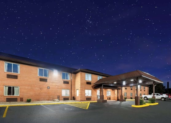Super 8 by Wyndham Fairmont 1