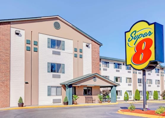 Super 8 by Wyndham Louisville Airport 1