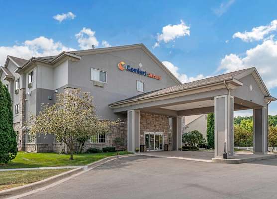 Comfort Suites Lake Geneva East 1