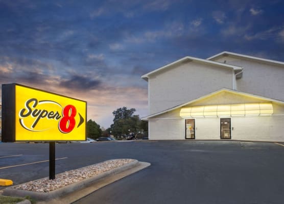 Super 8 by Wyndham Columbus Airport 1