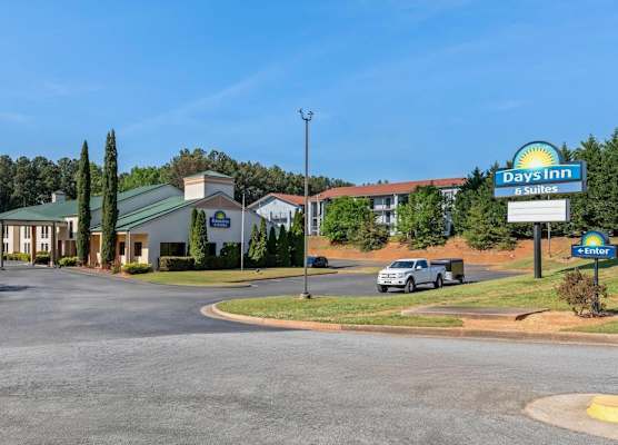 Days Inn & Suites by Wyndham Peachtree Corners Norcross 1