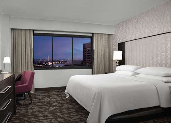 Embassy Suites by Hilton Crystal City National Airport 1
