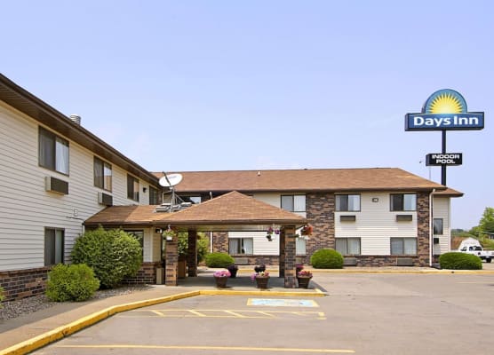 Days Inn & Suites by Wyndham Davenport East 1