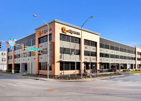 La Quinta Inn & Suites by Wyndham Indianapolis Downtown 1